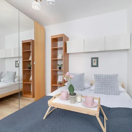 Minimalist One Bedroom In Near Wawel By Renters Cracovie